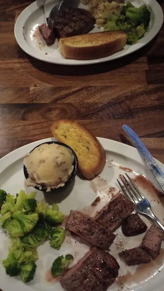 8 Oz Sirloin Steak Mashed Potatoes Steamed Broccoli